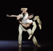 Aleix Martínez, „Romantic Evolution/s“ des Hamburg Ballett mit Hayley Page und Florian Pohl. Foto: Kiran West