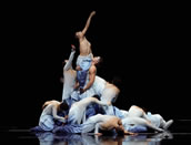 Xie Xin, „The Moon in the Ocean“ bei Fast Forward des Hamburg Ballett mit Moisés Romero und Ensemble. Foto: Kiran West