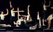 „Cacti“ mit dem Ensemble, Ballettfestwoche 2026 des Bayerischen Staatstheaters München. Foto: Nicholas MacKay