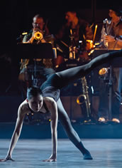 „Rock to Heaven“ Teil II in der Choreografie von Jacopo Godani mit Yunju Lee. Foto: Marie-Laure Briane