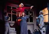 Gottfried von Einem, „Der Besuch der alten Dame“ am Gärtnerplatztheater München mit Jeremy Boulton (Arzt), Sophie Rennert (Claire Zachanassian), Matija Meić (Lehrer). Foto: Markus Tordik